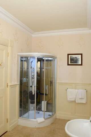 Отели типа «постель и завтрак» Cannaway House B&B Макрум Cемейный номер с собственной ванной комнатой-1